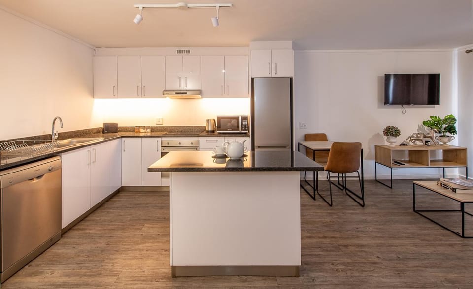 Kitchen or kitchenette, Dining area, dishwasher, minibar, pet friendly, stove