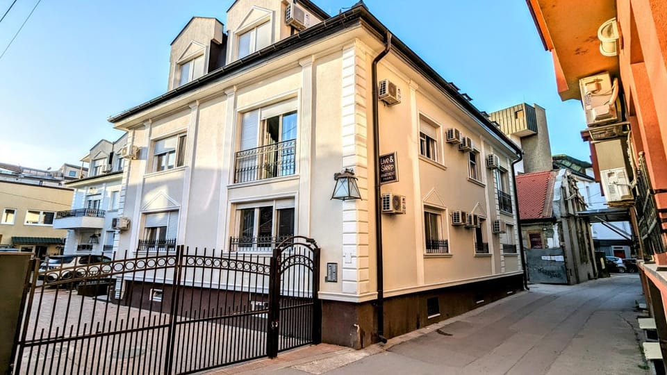 Property building, Day, Neighbourhood, Garden view, Street view, Location, Inner courtyard view, Parking