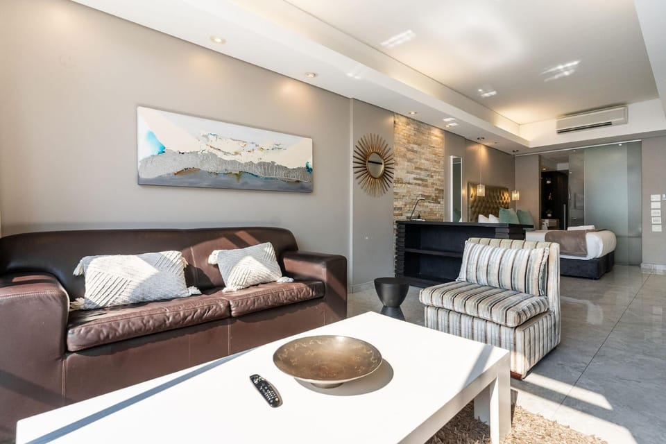 Modern Studio with Pool, Parking and King Bed in Historic Cape Town City Centre Apartment in Cape Town