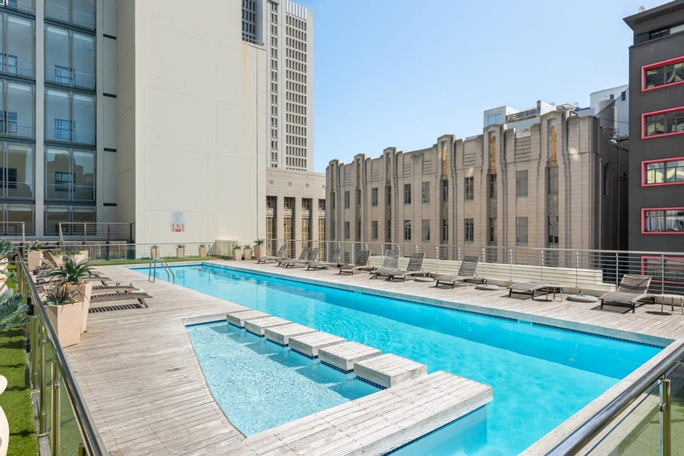 Modern Studio with Pool, Parking and King Bed in Historic Cape Town City Centre Apartment in Cape Town