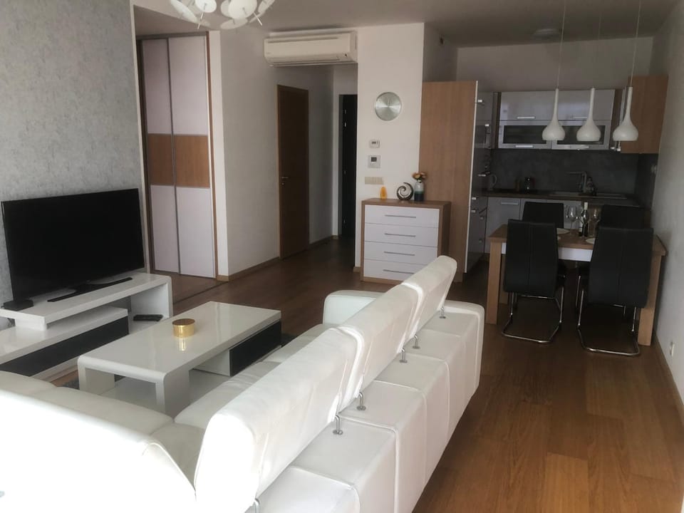 Communal lounge/ TV room, Kitchen or kitchenette, Living room, Seating area, Dining area