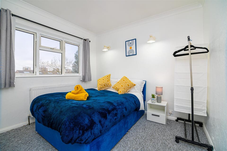 The Green Abbey - Fast track to Central London House in London