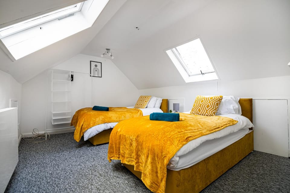 The Green Abbey - Fast track to Central London House in London