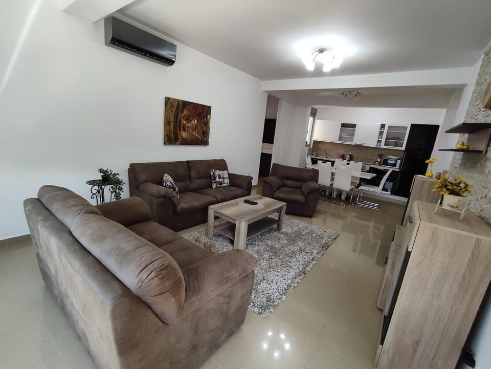 Kitchen or kitchenette, Living room, Seating area, Dining area, oven