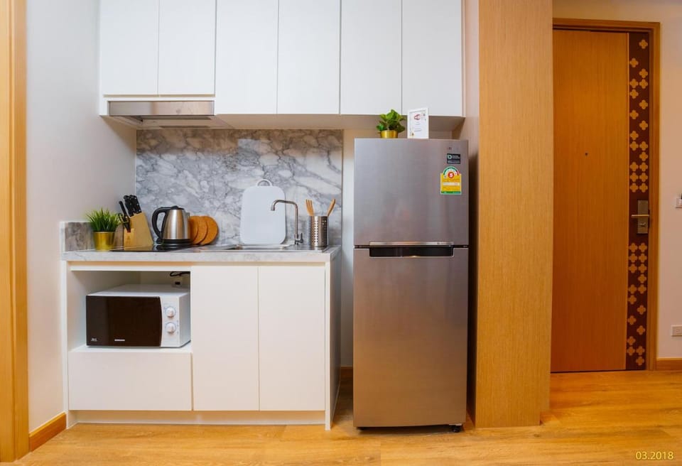 Kitchen or kitchenette, minibar, stove