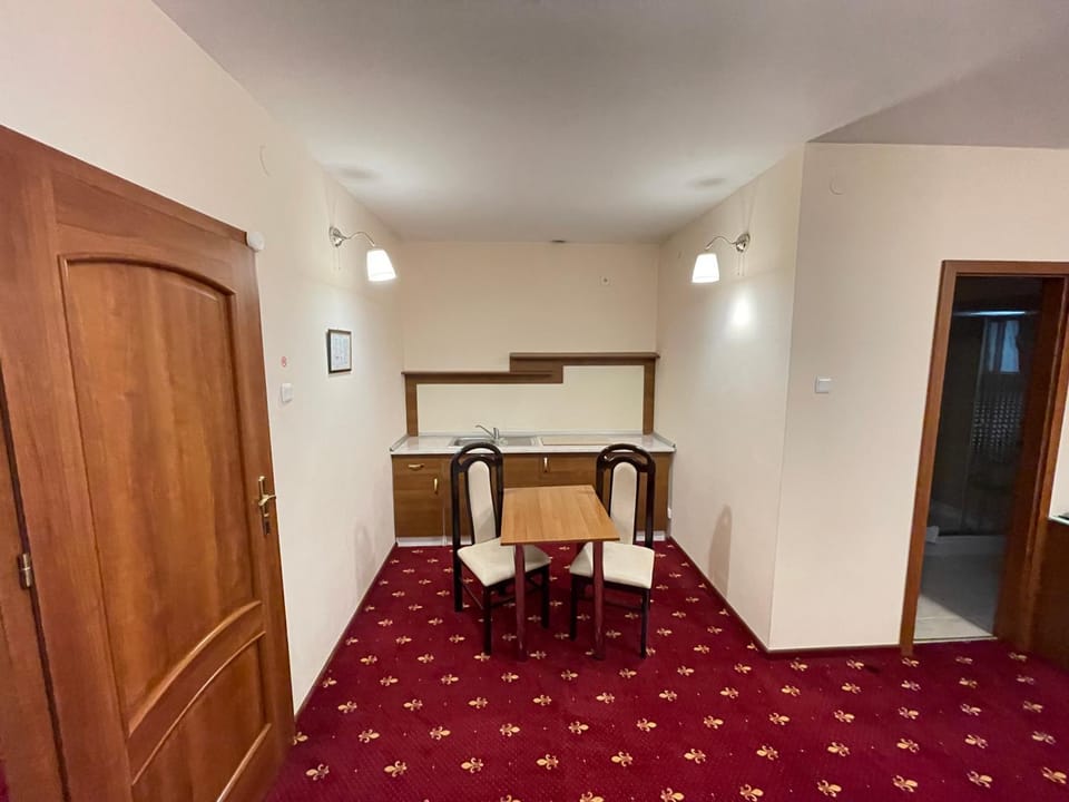 Kitchen or kitchenette, Seating area