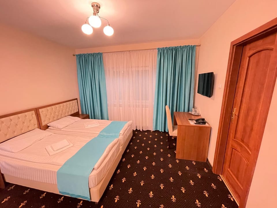 Bed, TV and multimedia, Photo of the whole room