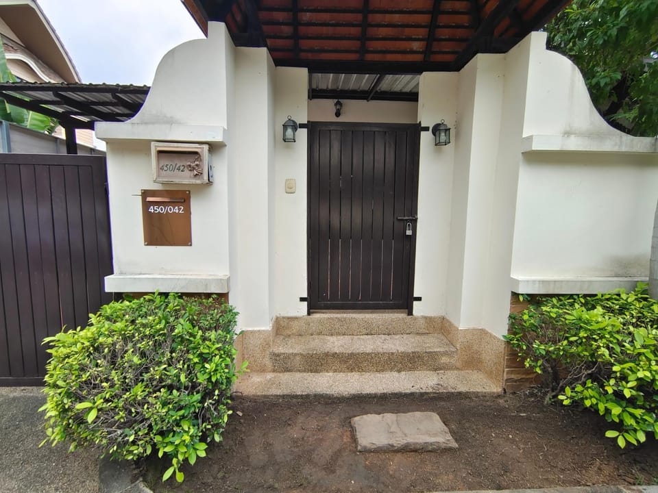 Property building, Facade/entrance, Day