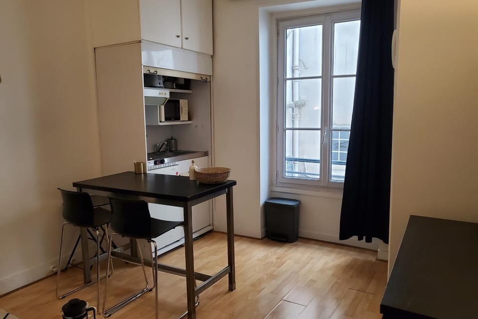 Cozy cocoon near the Louvre Museum Apartment in Paris