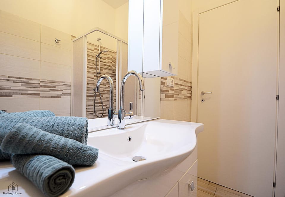 Shower, Bathroom, towels