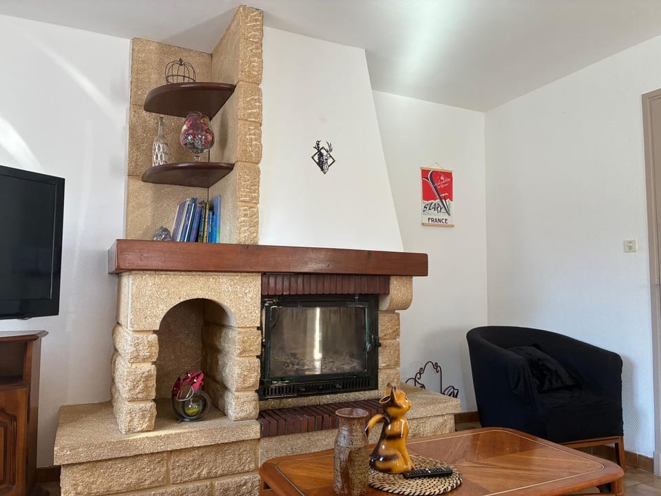 TV and multimedia, Living room, Seating area, fireplace, fireplace