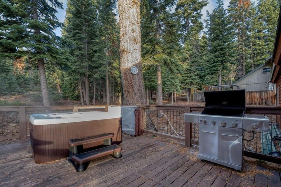 Stylish 3BR Near Trails w Hot Tub House in Tahoe City