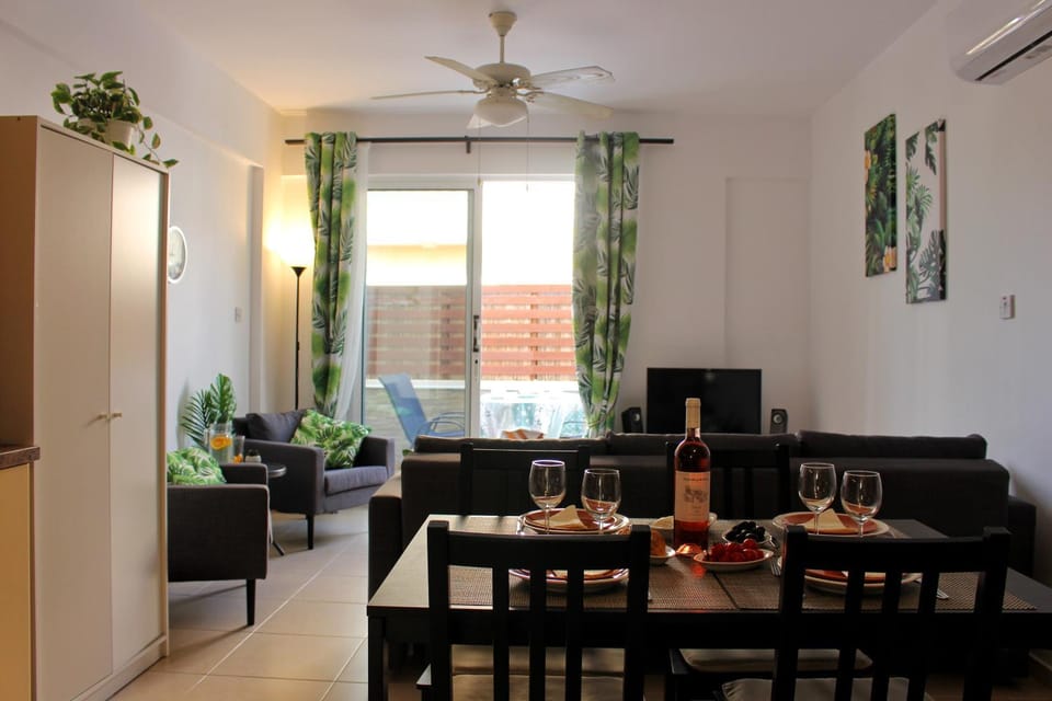 Living room, Food and drinks, Dining area