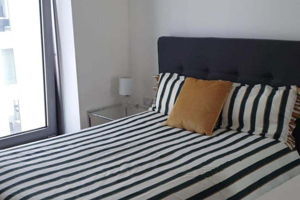 1 Bed Apartment Sleeps 2 - WiFi & Tv Apartment in Salford