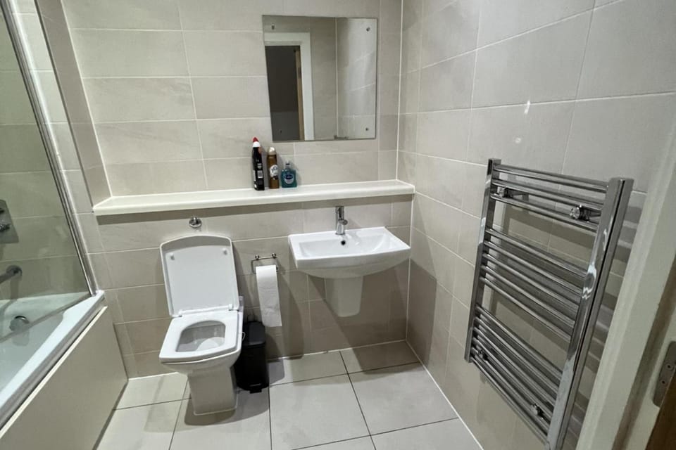 1 Bed Apartment Sleeps 2 - WiFi & Tv Apartment in Salford
