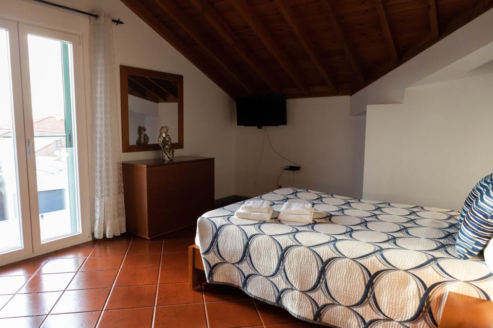 Bed, TV and multimedia, Bedroom