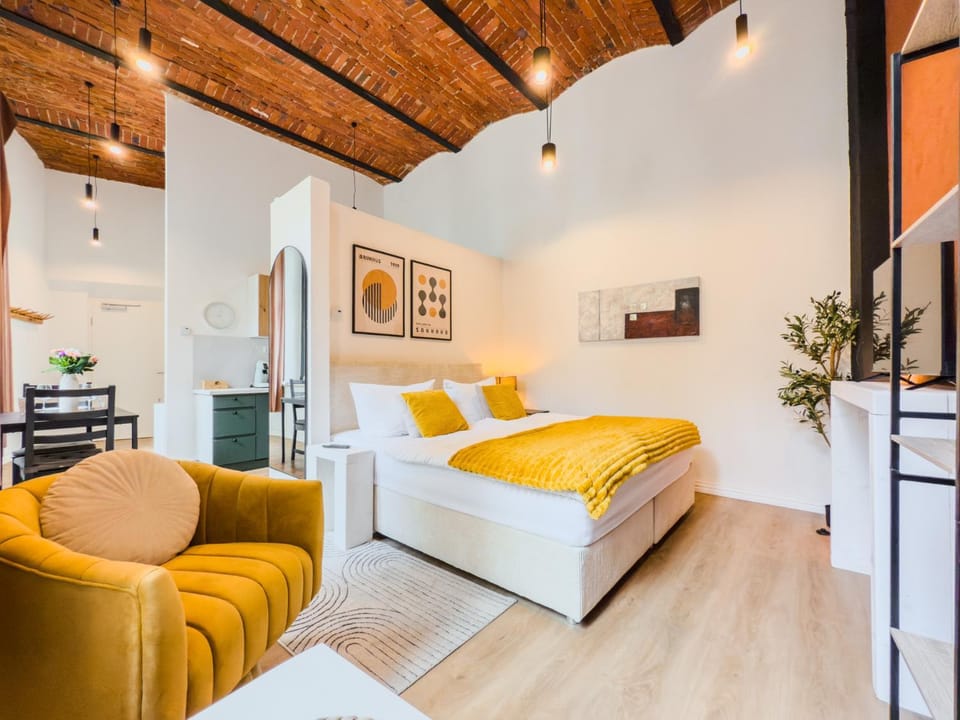 Bed, TV and multimedia, Living room, Photo of the whole room, Seating area, Bedroom