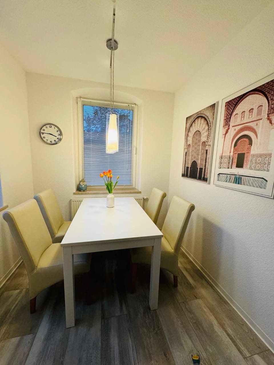 Decorative detail, Seating area, Dining area