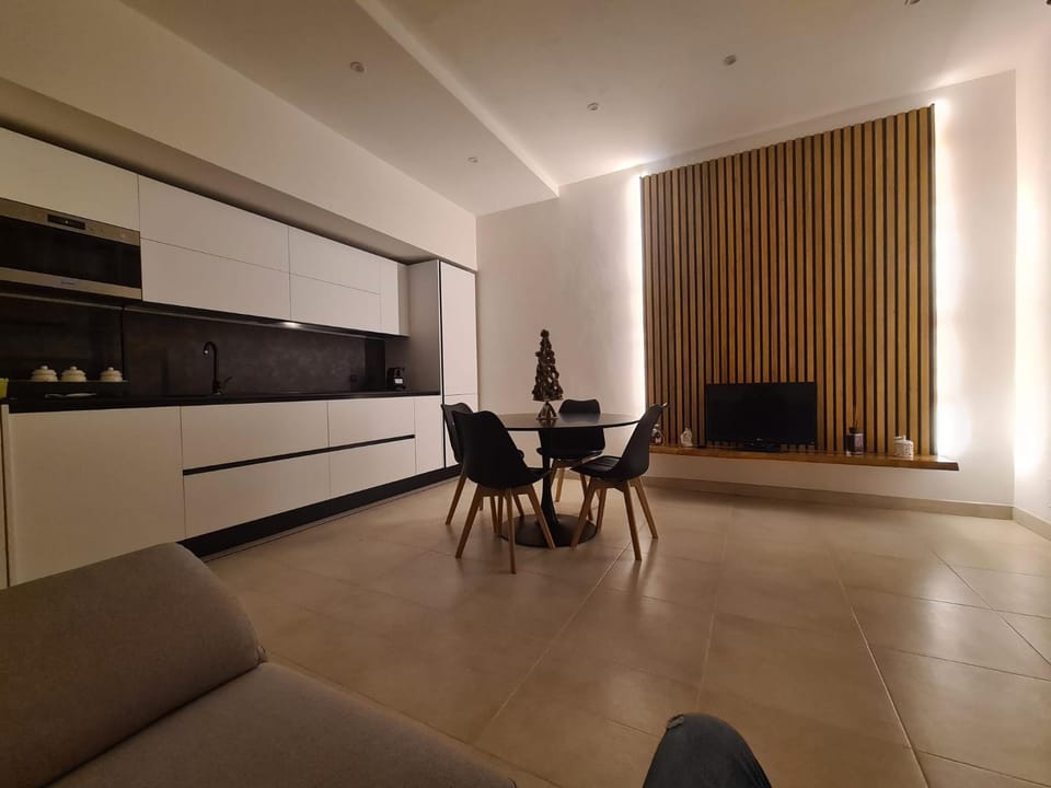 Kitchen or kitchenette, Living room, Seating area, Dining area