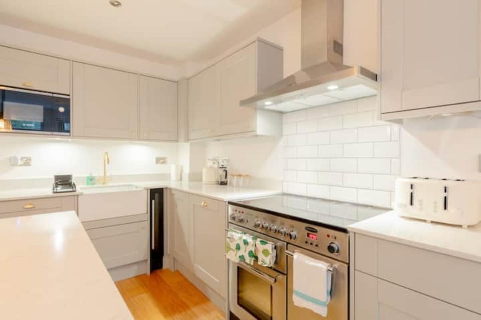 Newly Refurbished 2BD Flat - Wimbledon Village! Apartment in London