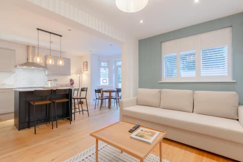 Newly Refurbished 2BD Flat - Wimbledon Village! Apartment in London