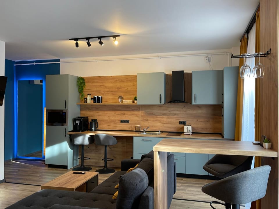 Kitchen or kitchenette, Living room, Seating area, Dining area, minibar, oven, stove