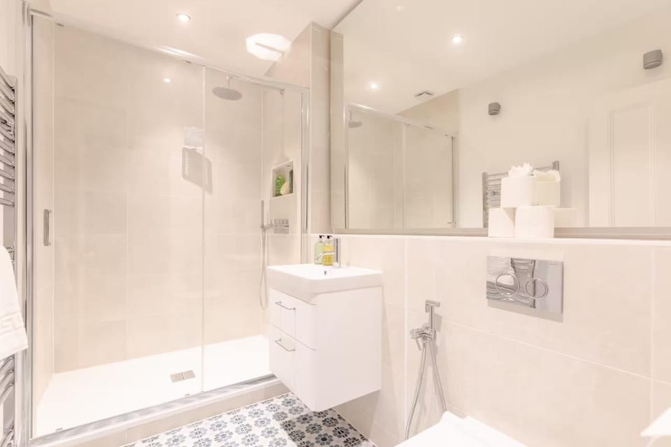 Contemporary 2BD Flat - 1 Min to Pimlico Station! Apartment in City of Westminster