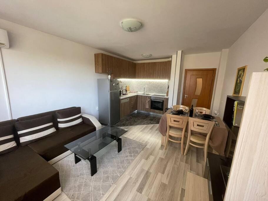 Kitchen or kitchenette, Living room, Seating area, Dining area, minibar, air conditioner