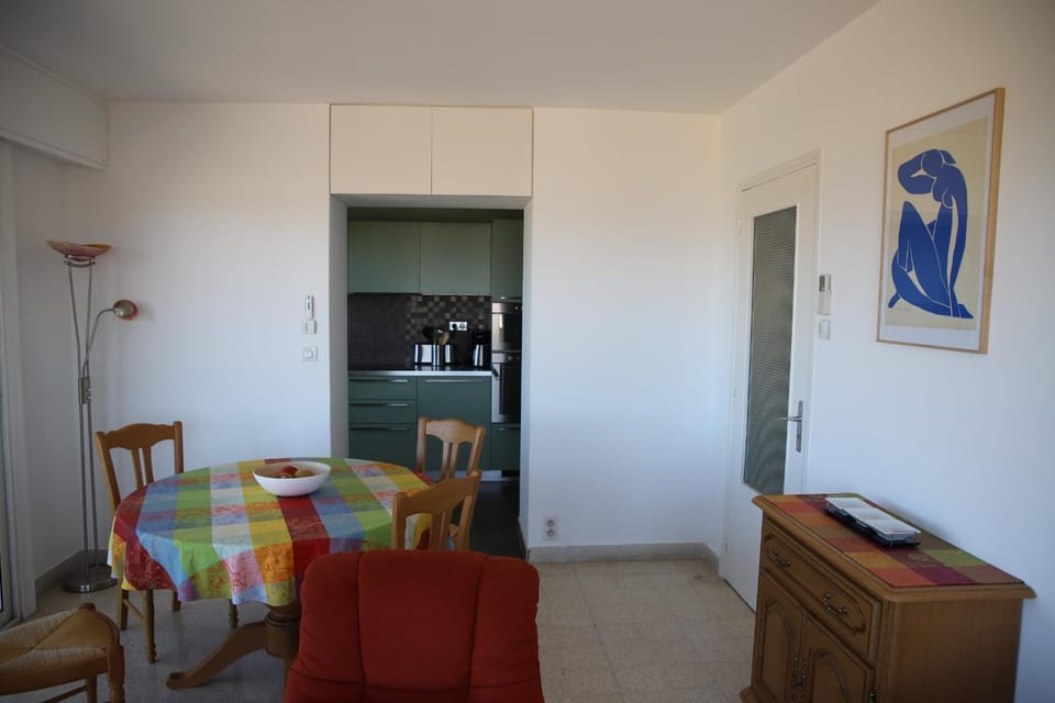 Pretty haven of peace with sea view Apartment in Antibes