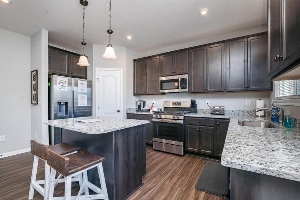 Cheerful 5 bedroom on azra with a pool and real House in Ohio