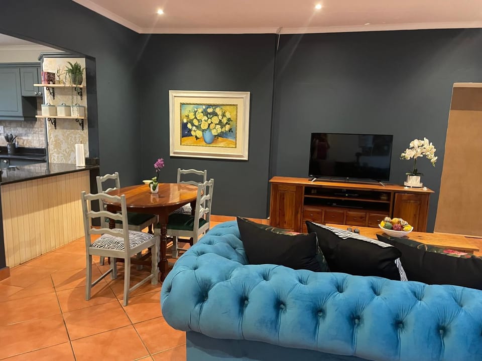 TV and multimedia, Seating area, Dining area