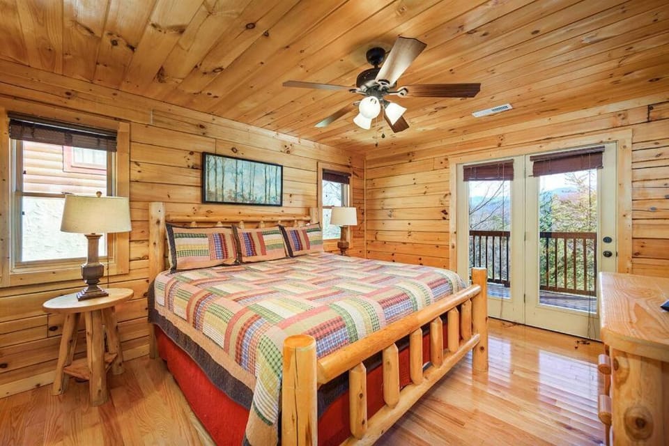 Spacious Smokies Cabin - Hot Tub with Mountain Views Cabin in Gatlinburg