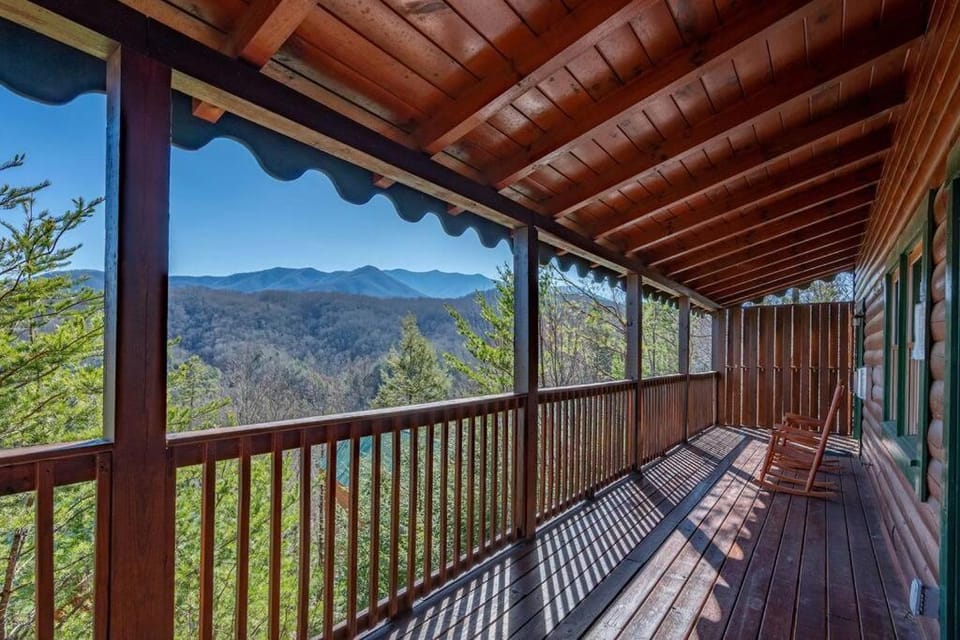 Spacious Smokies Cabin - Hot Tub with Mountain Views Cabin in Gatlinburg