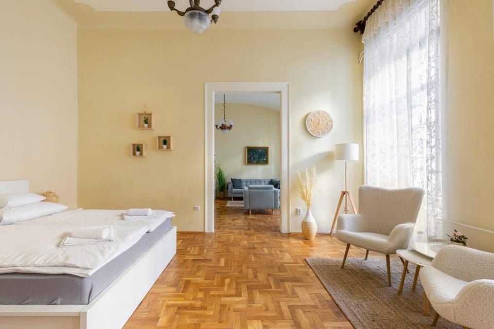 Lounge or bar, Seating area, Bedroom