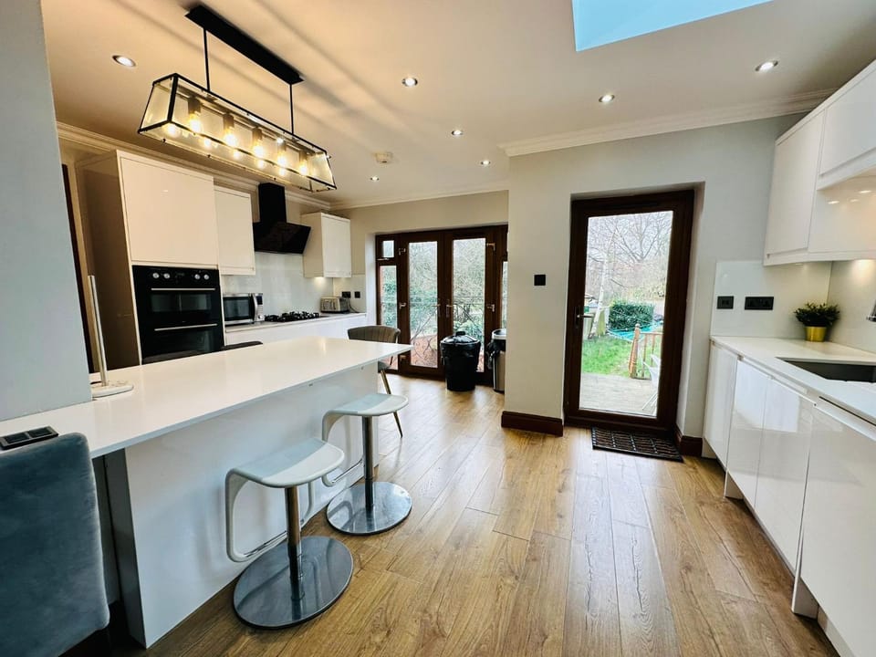 Kitchen or kitchenette, Garden view