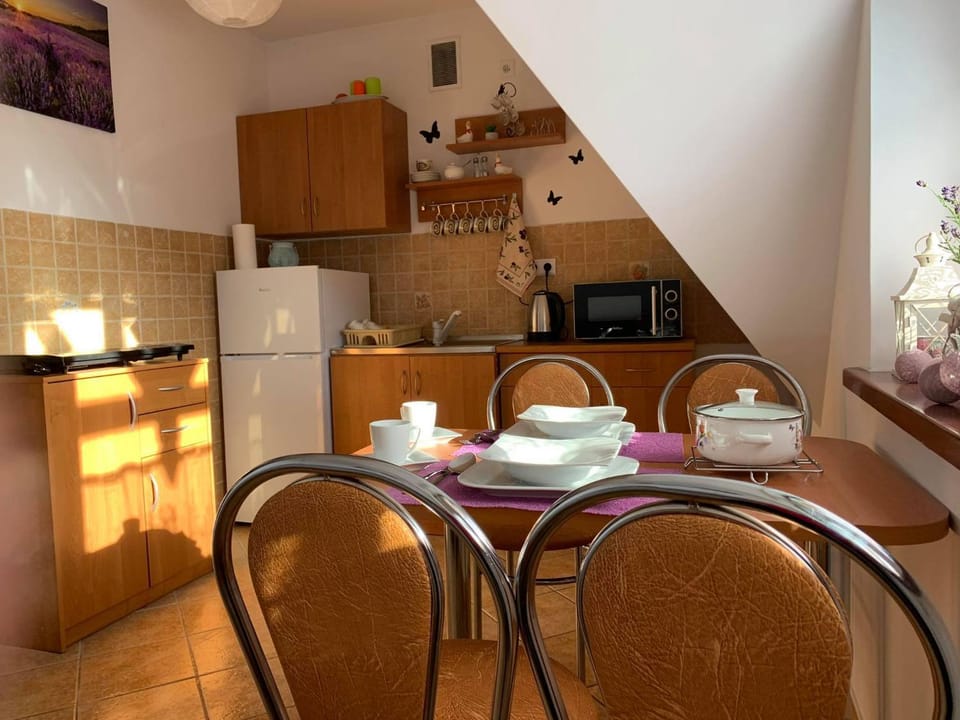 Kitchen or kitchenette, Dining area