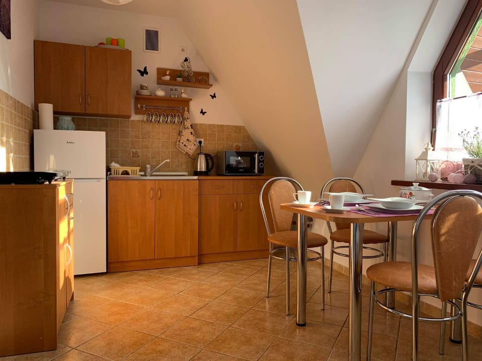 Kitchen or kitchenette, Dining area