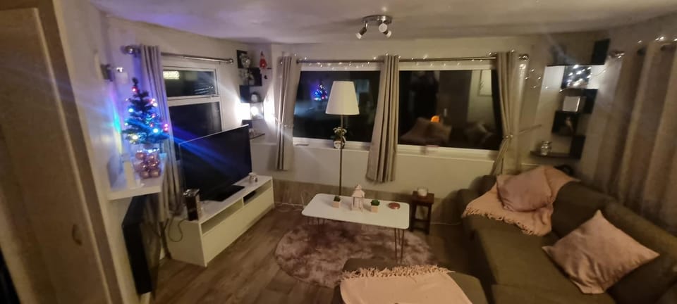 TV and multimedia, Living room, Seating area, Evening entertainment