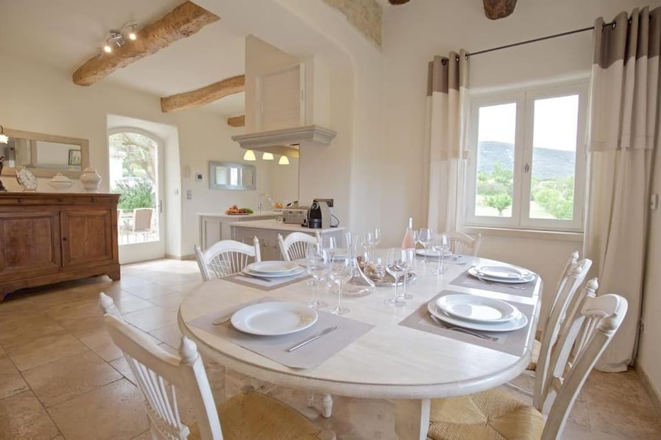 Coffee/tea facilities, Dining area