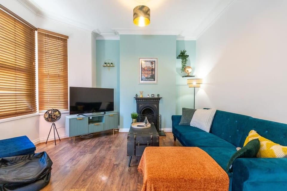 TV and multimedia, Living room, Seating area, Evening entertainment