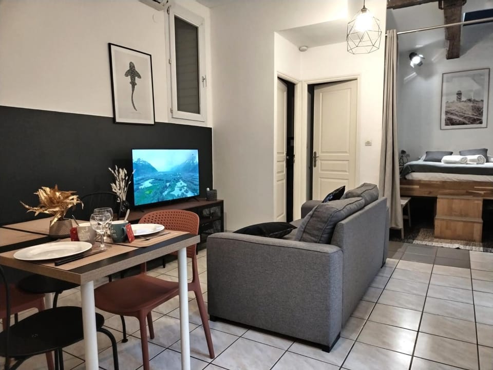 TV and multimedia, Kitchen or kitchenette, Living room, Seating area, Dining area