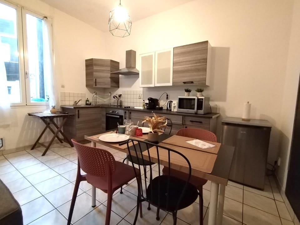 Coffee/tea facilities, Kitchen or kitchenette, Living room, Seating area, Dining area, oven, stove, toaster
