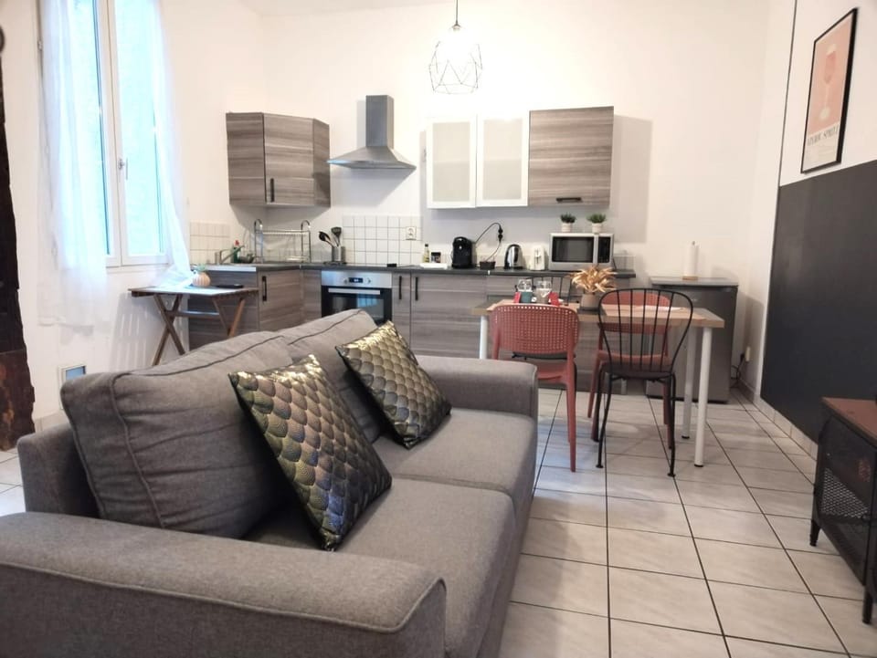 Kitchen or kitchenette, Living room, Seating area, Dining area, oven, stove
