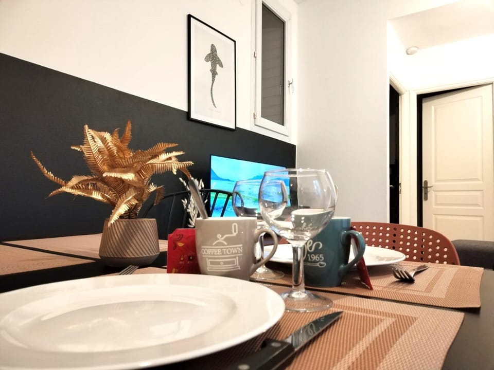 TV and multimedia, Living room, Seating area, Dining area