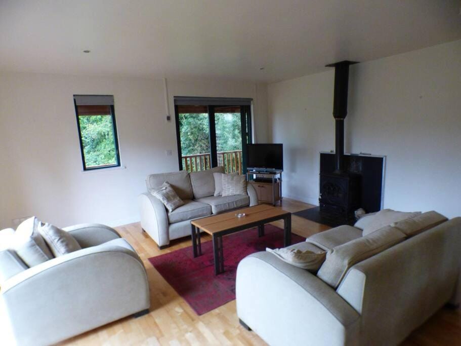 Communal lounge/ TV room, TV and multimedia, Living room, Seating area, Evening entertainment