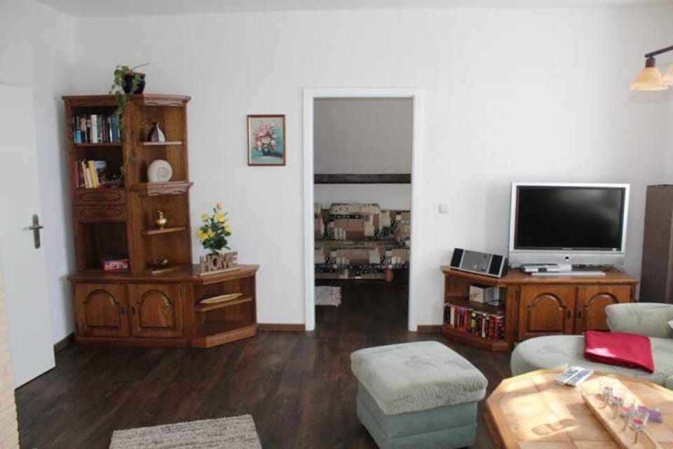 Communal lounge/ TV room, TV and multimedia, Living room, Seating area, Evening entertainment
