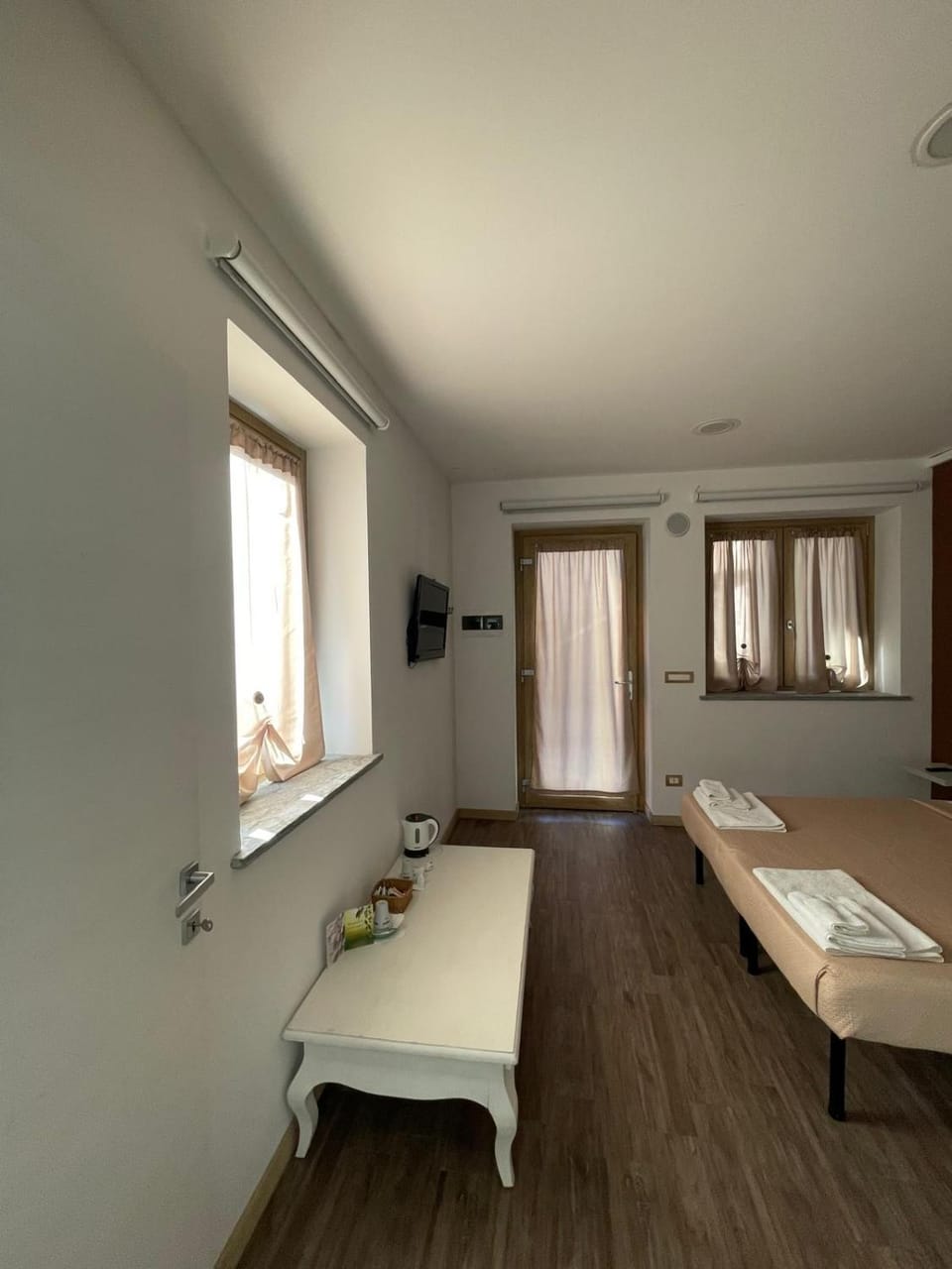 Bed, Photo of the whole room, Bedroom, towels