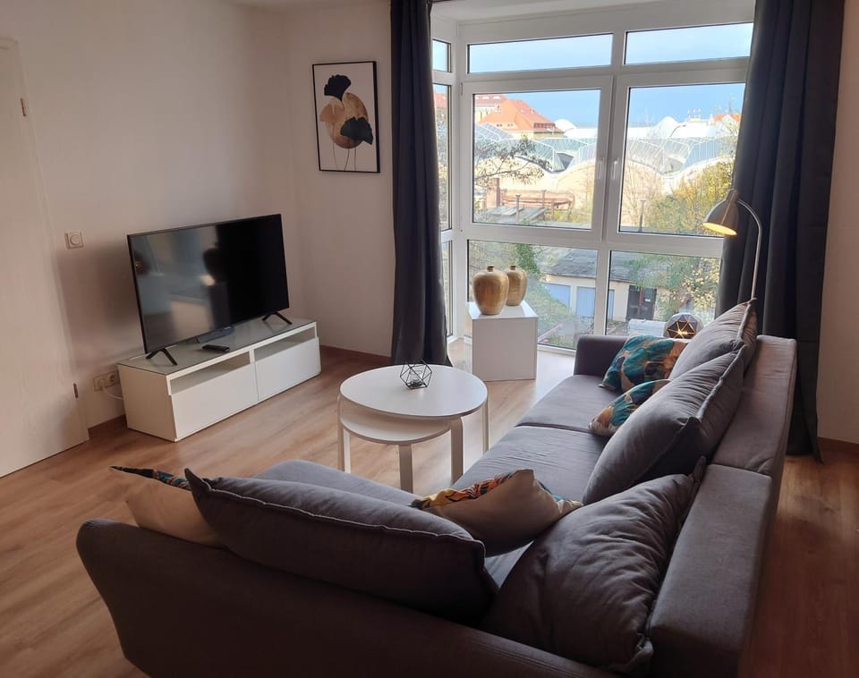 TV and multimedia, Living room, Seating area, Evening entertainment
