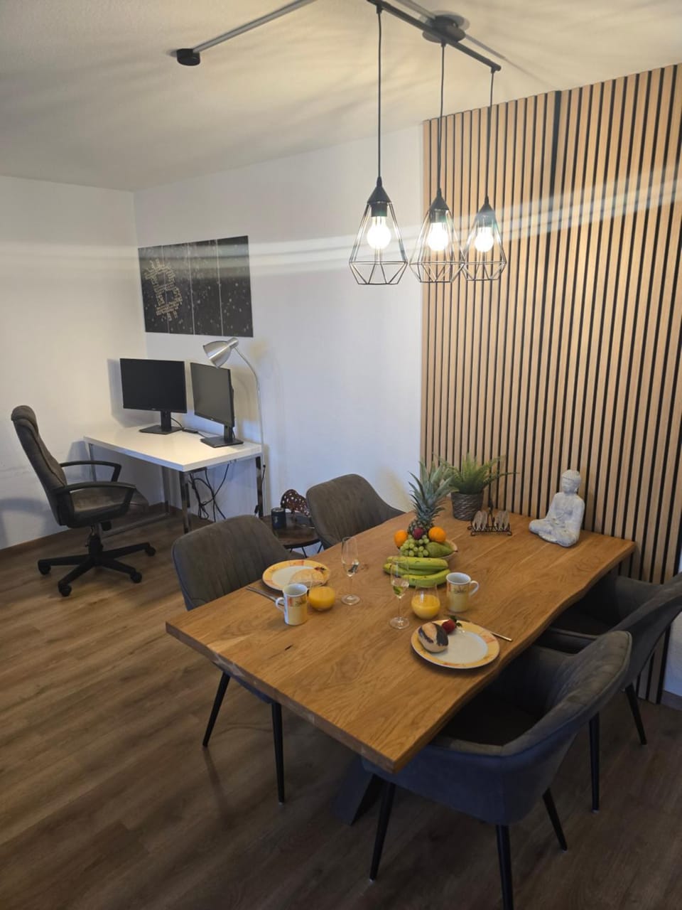 TV and multimedia, Living room, Food and drinks, Business facilities, Seating area, Dining area, Food