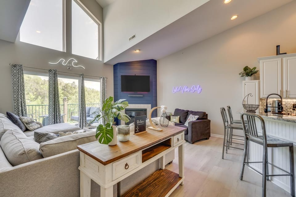 4 Mi to Dtwn: Gem w/ Lake Access in Camdenton House in Ozark Mountains
